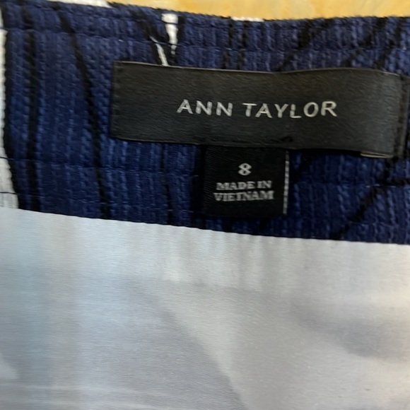Floral Print Mini Skirt by Ann Taylor/ White, Black & Blue/ Size 8 - Picture 5 of 8